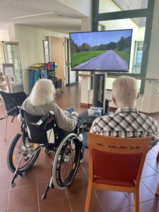 Gemeinsam aktiv bleiben: Mit dem MemoMoto können Angehörige ihre Liebsten spielerisch in Bewegung bringen – und gleichzeitig die Aufmerksamkeit und das Erinnerungsvermögen anregen.