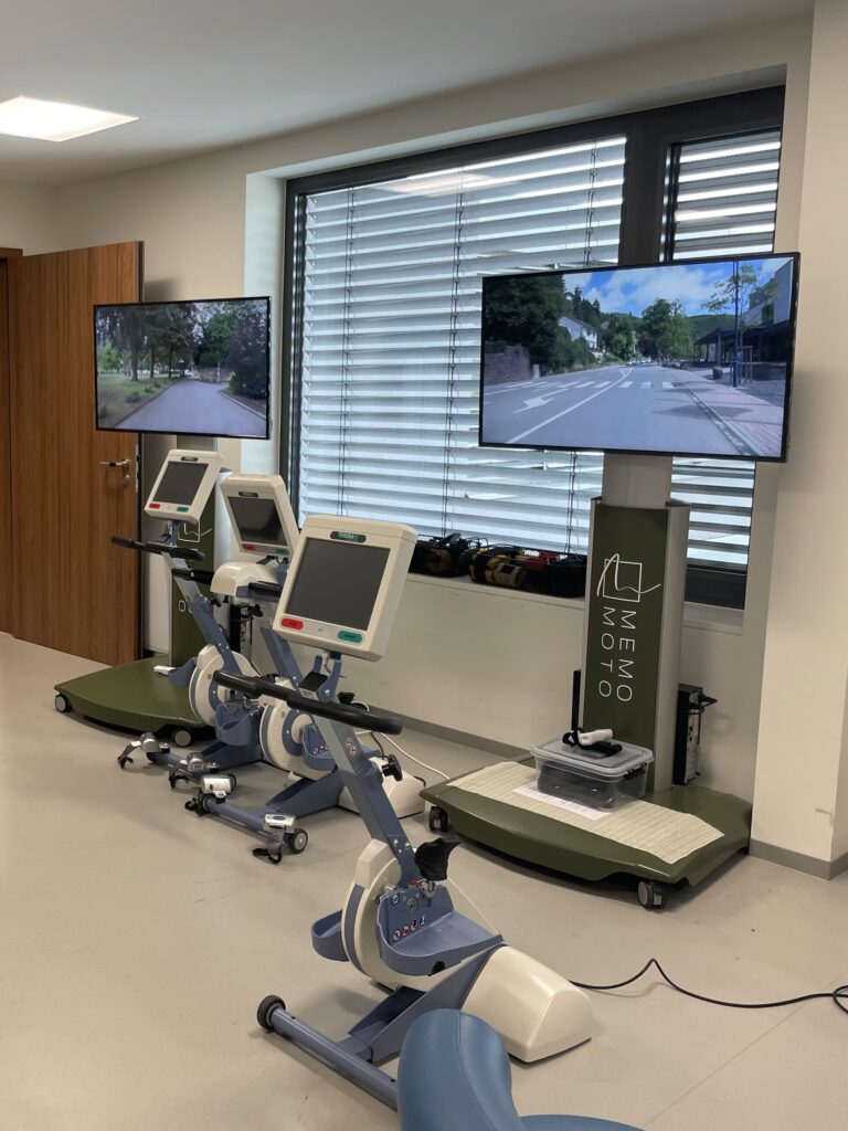 Auch in Physiotherapie- und Ergotherapieräumen ist MemoMoto einsetzbar: Es verbindet gezielte Bewegungsübungen mit kognitiven Herausforderungen und unterstützt so Körper und Geist auf motivierende Weise.